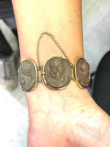 Bracelet Bracelet ancien vers 1800, camées pierre de lave et or jaune 58 Facettes