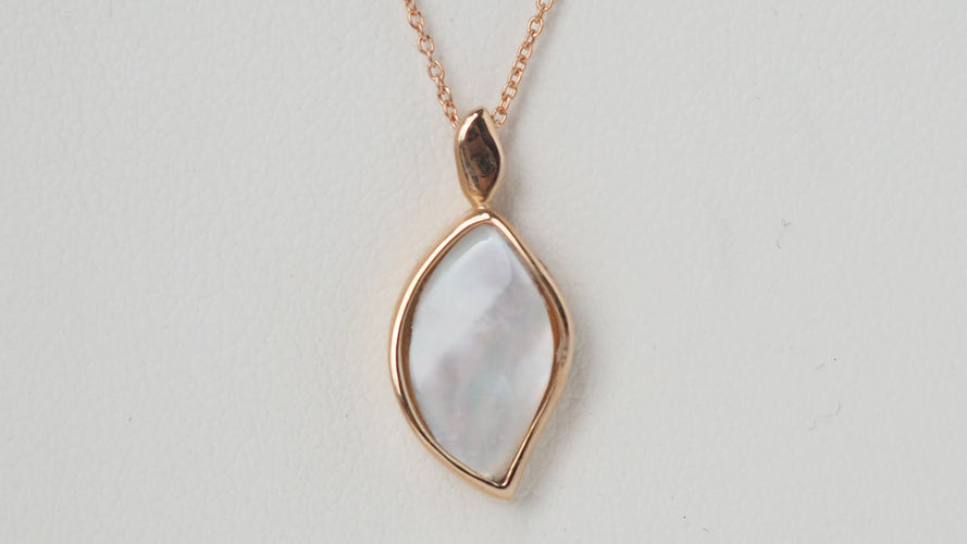 Collier Collier en or rose et nacre 58 Facettes 31596