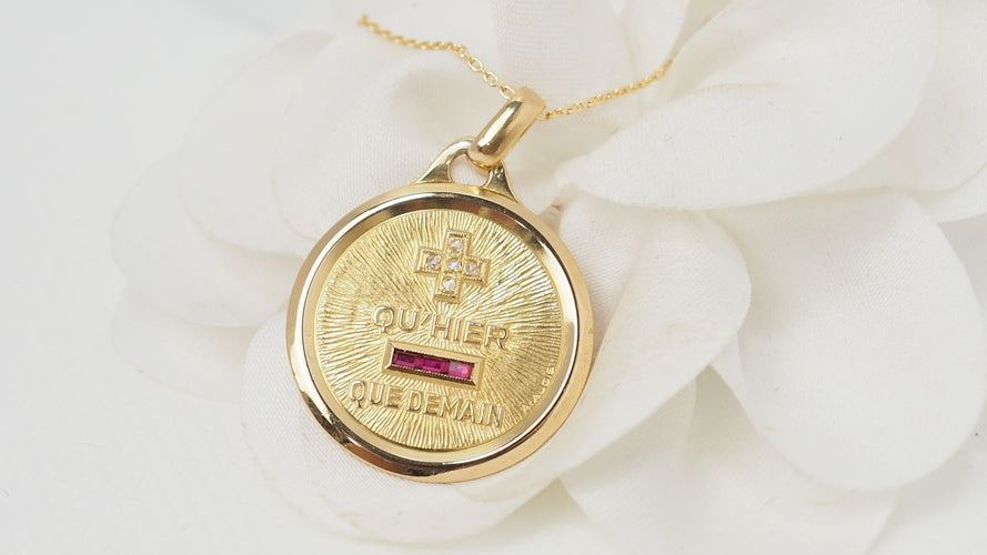 Pendentif AUGIS - Collier médaille d'amour Or jaune Diamants 58 Facettes 31912