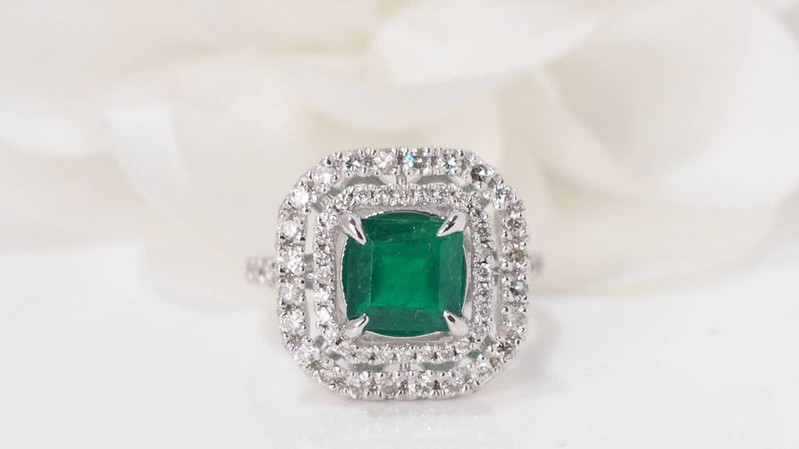 Bague 54.5 Bague en or blanc sertie d'une émeraude et diamants 58 Facettes F4947