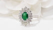 Bague 54.5 Bague double entourage en or blanc, émeraude et diamants 58 Facettes F4950