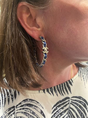 Boucles d'oreilles CRÉOLES SIGNÉES CHANEL EN CUIR 58 Facettes 051711