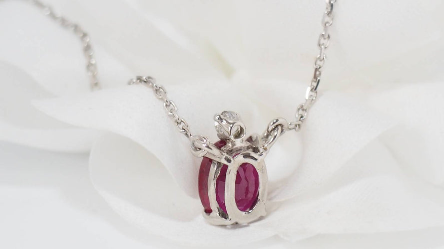 Collier Collier Pendentif or blanc, Rubis ovale et diamant 58 Facettes F4915
