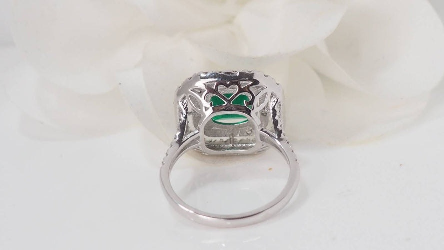 Bague 54.5 Bague en or blanc sertie d'une émeraude et diamants 58 Facettes F4947