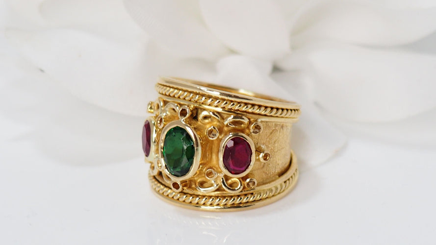 Bague 53 Bague jonc ruban en or jaune rubis et pierre verte 58 Facettes 32035