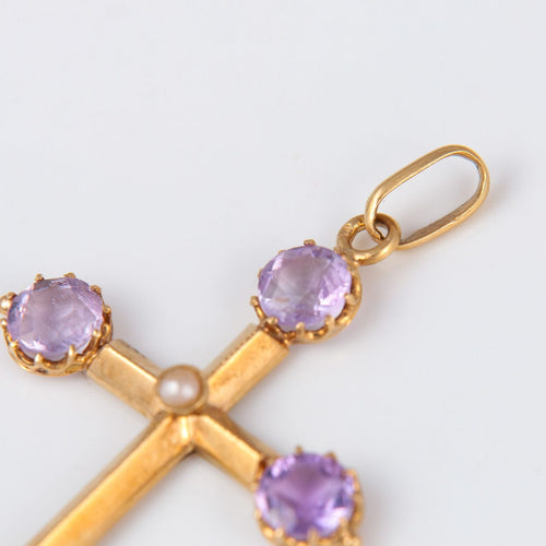 Pendentif Croix ancienne ornée d'améthystes et perle 58 Facettes