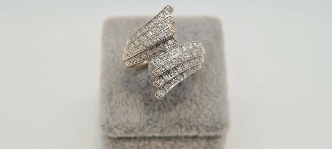 Bague 54 Bague en or jaune, diamants 58 Facettes