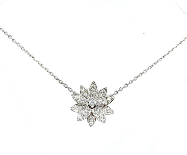 Collier VAN CLEEF & ARPELS. Collier Pendentif Lotus or blanc et diamants 58 Facettes