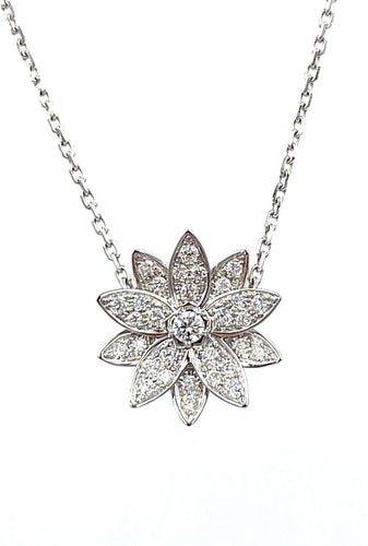 Collier VAN CLEEF & ARPELS. Collier Pendentif Lotus or blanc et diamants 58 Facettes