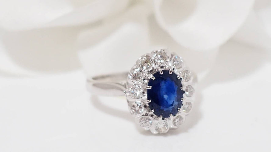 Bague 52 Bague marguerite en or blanc, saphir et diamants 58 Facettes 31169