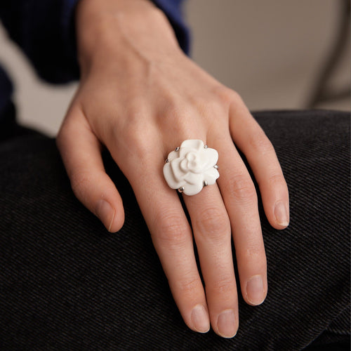 Bague 52 CHANEL - Bague Camélia 58 Facettes