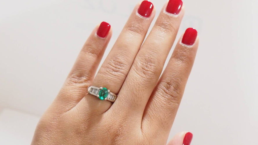 Bague Bague émeraude et diamants baguettes 58 Facettes 4162