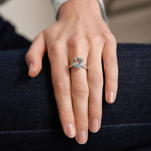 Bague 53 Bague en or blanc, diamants, avec une aigue-marine 58 Facettes