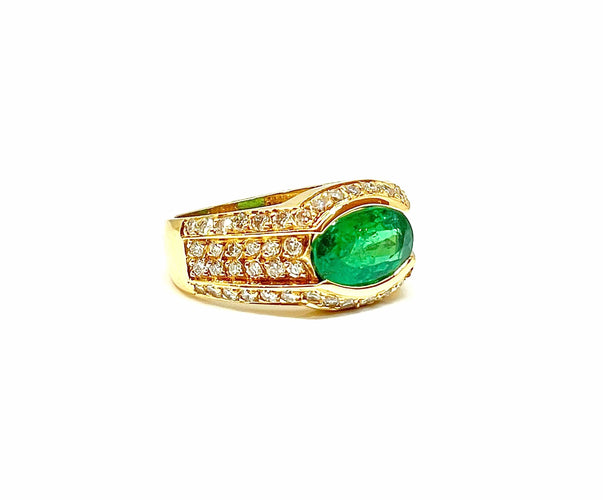Bague Bague or jaune émeraude ovale et diamants 58 Facettes