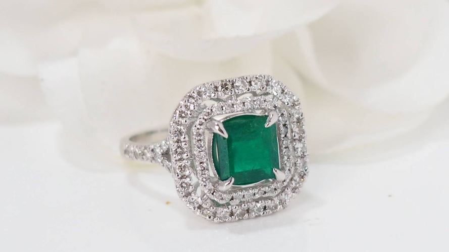 Bague 54.5 Bague en or blanc sertie d'une émeraude et diamants 58 Facettes F4947