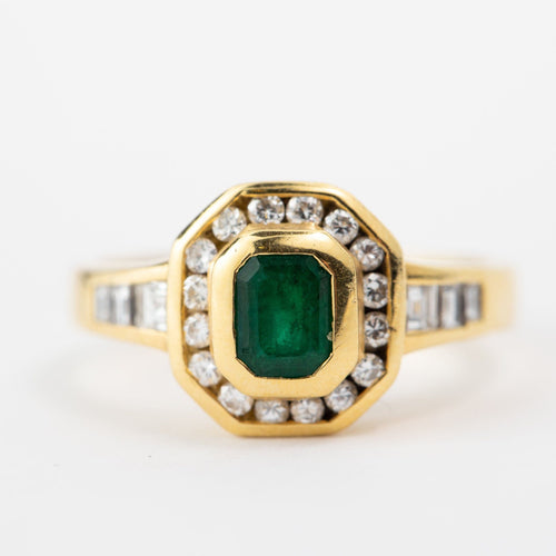 Bague 55 Bague en or 18 carats, diamants et émeraude 58 Facettes