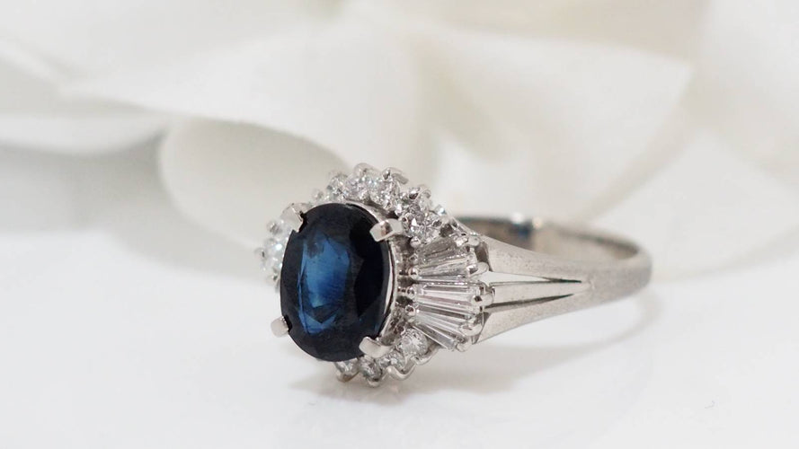 Bague Bague or blanc, saphir ovale et diamants brillants et trapèzes 58 Facettes 31010