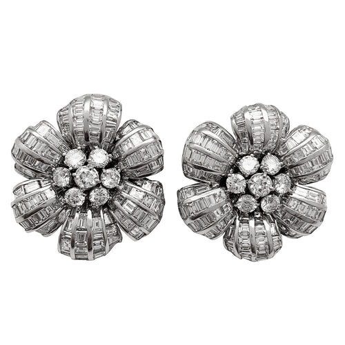 Boucles d'oreilles Boucles d'oreille fleurs en or blanc serties diamants baguette et ronds. 58 Facettes 30291