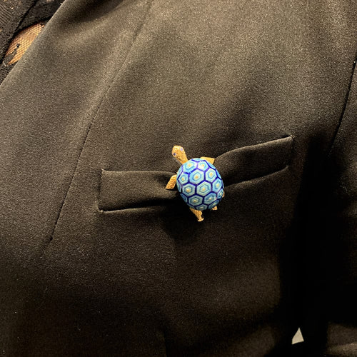 Broche Broche Boucheron tortue or jaune, émail et saphir. 58 Facettes 29701