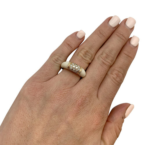 Bague 55 Bague Van Cleef et Arpels "Philippine" en or jaune, corail blanc et diamants. 58 Facettes 30044