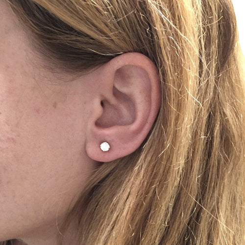 Boucles d'oreilles Puces d'oreilles en or blanc et diamants. 58 Facettes 29535