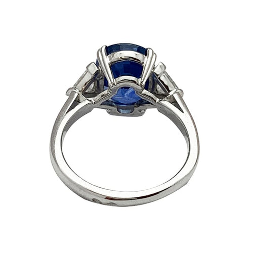 Bague 52 Bague or blanc, saphir 6,8 carats épaulé de diamants. 58 Facettes 30387