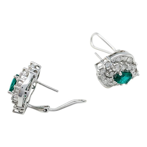 Boucles d'oreilles Boucles d'oreilles en or blanc diamants et émeraudes. 58 Facettes 30528