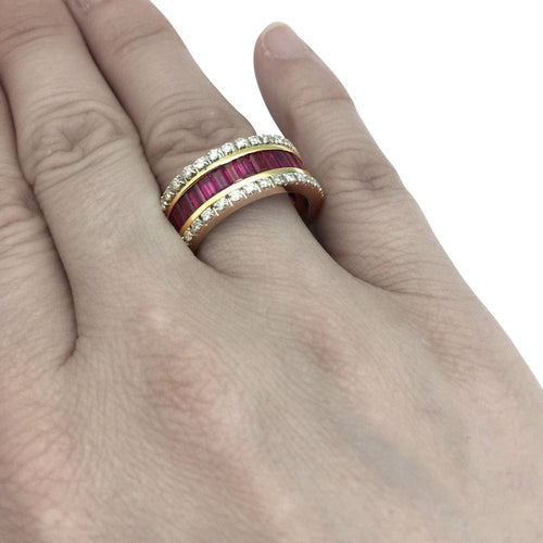 Bague 55 Alliance tour complet, deux ors, rubis calibrés et diamants. 58 Facettes 28488