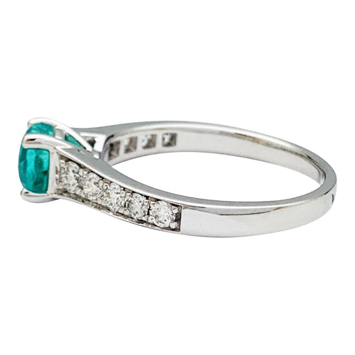 Bague 57 Bague émeraude en or blanc et diamants. 58 Facettes 30589