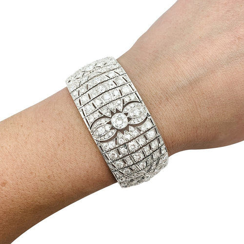 Bracelet Manchette Art Déco en platine et diamants. 58 Facettes 30206