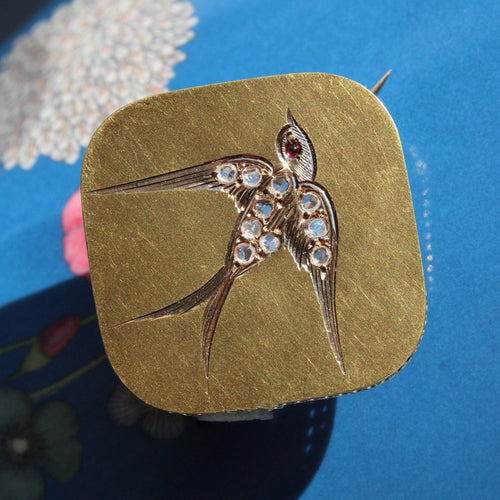 Broche Broche ancienne en or hirondelle 58 Facettes 21-105