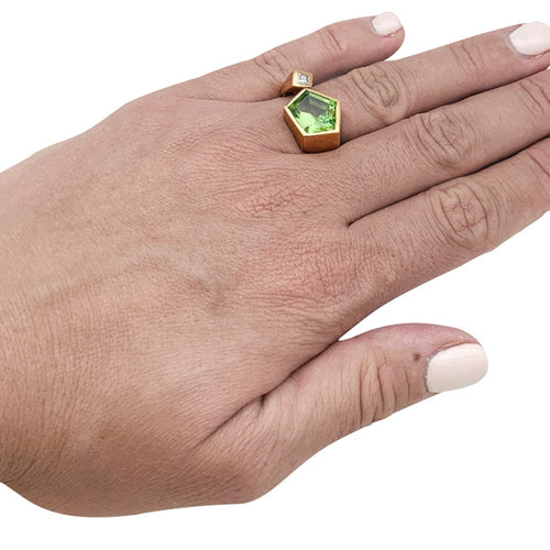 Bague 55 Bague en or jaune, diamant et péridot. 58 Facettes 29947