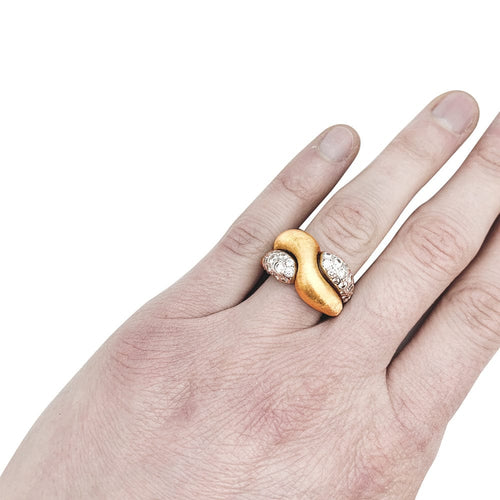 Bague 53 Bague entrelacée en or jaune et diamants. 58 Facettes 29741