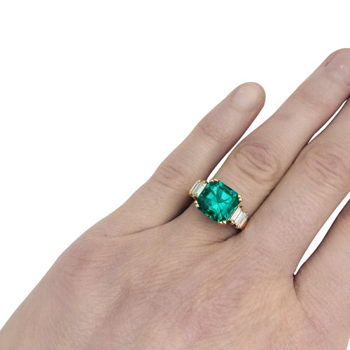 Bague 51 Bague émeraude 4,41 cts or jaune, diamants baguettes. 58 Facettes 28974