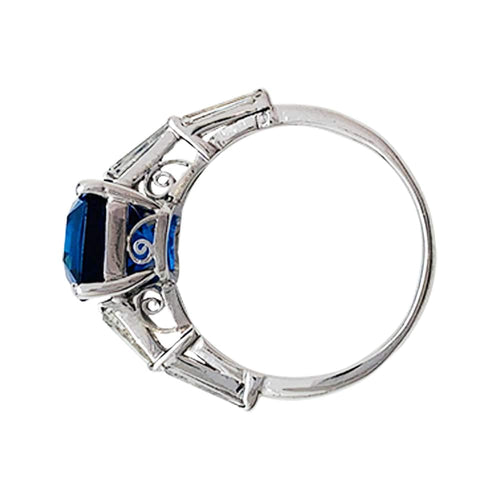 Bague 52 Bague saphir 5,17 carats en or blanc épaulé de diamants taille trapèze. 58 Facettes 30390