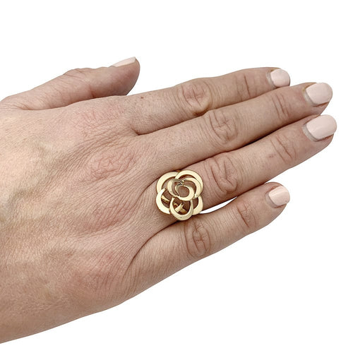 Bague 49 Bague Chanel "Fil de Camélia" en or jaune. 58 Facettes 30092