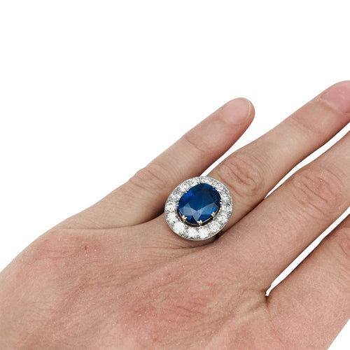 Bague 51 Bague en platine centrée d'un saphir de 6,06 carats, entourage diamants. 58 Facettes 28528