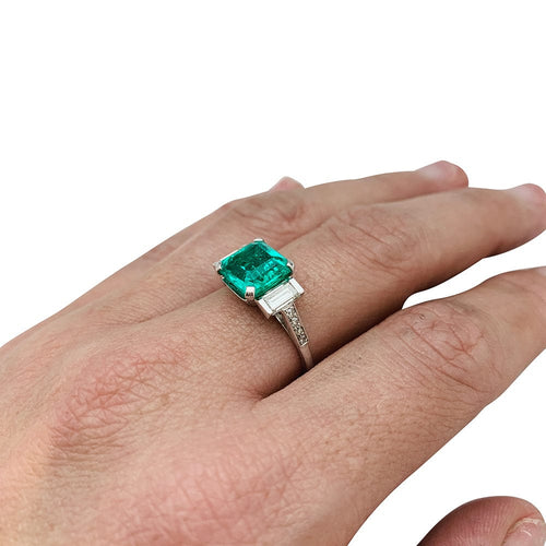 Bague 55 Bague en platine, centrée d'une émeraude de 2,81 carats et diamants. 58 Facettes 30127