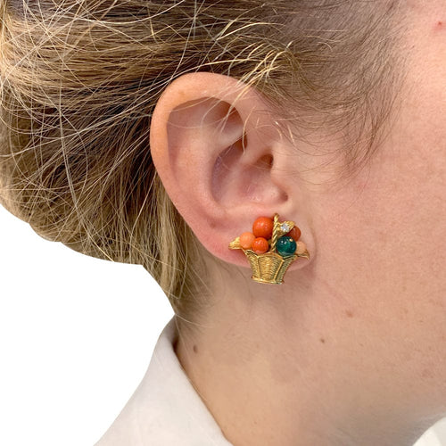 Boucles d'oreilles Boucles d'oreilles Van Cleef & Arpels " Paniers de fruits" en or jaune, corail, chrysoprases et diamants. 58 Facettes 30027