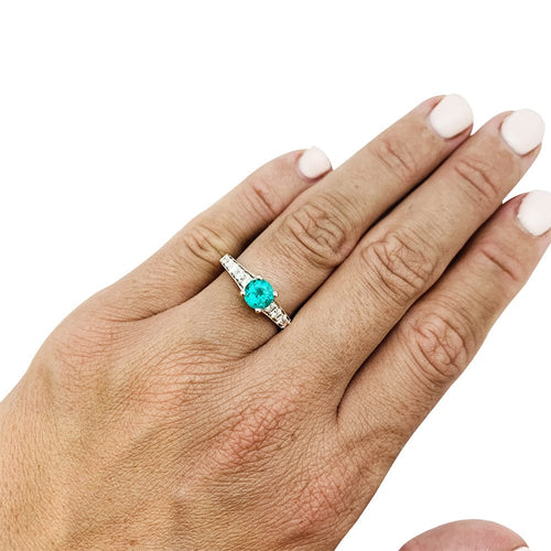 Bague 57 Bague émeraude en or blanc et diamants. 58 Facettes 30589