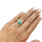 Bague 57 Bague émeraude en or blanc et diamants. 58 Facettes 30589