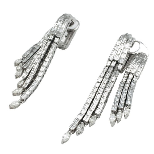 Boucles d'oreilles Boucles d'oreilles en or blanc, diamants baguettes et navettes. 58 Facettes 24626