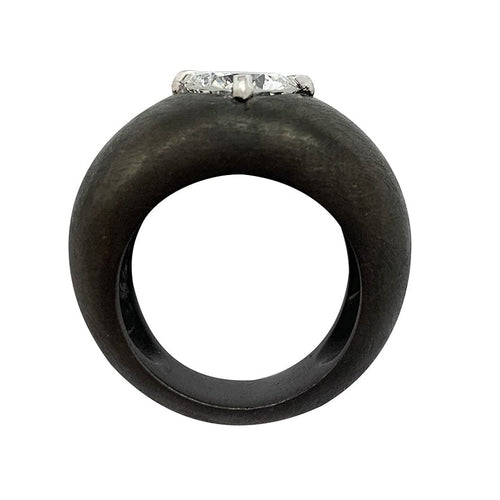 Bague 53 Bague jonc en or blanc noirci, centre diamant 2.08 carats. 58 Facettes 30302