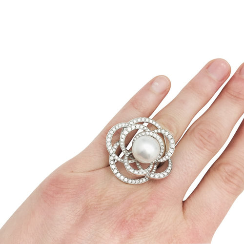 Bague 54 Bague Chanel, "Fil de Camélia", or blanc, perle et diamants. 58 Facettes 29052-1