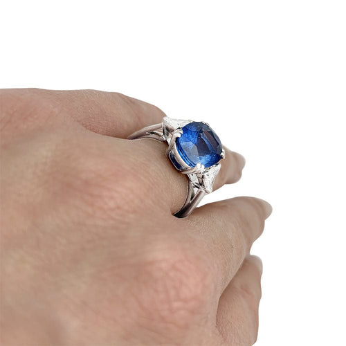 Bague 52 Bague or blanc, saphir 6,8 carats épaulé de diamants. 58 Facettes 30387