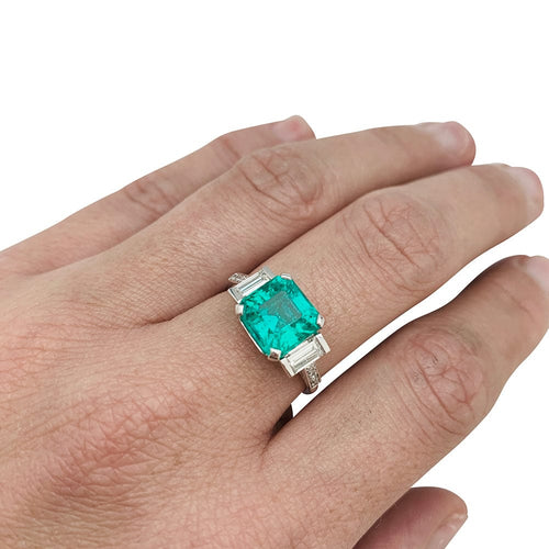 Bague 55 Bague en platine, centrée d'une émeraude de 2,81 carats et diamants. 58 Facettes 30127