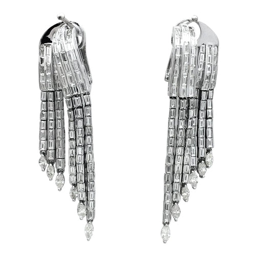 Boucles d'oreilles Boucles d'oreilles en or blanc, diamants baguettes et navettes. 58 Facettes 24626