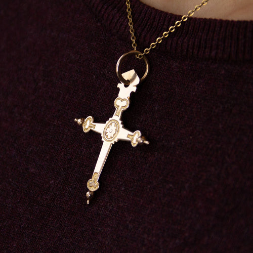 Pendentif Croix ancienne Jeannette en or 58 Facettes 20-521