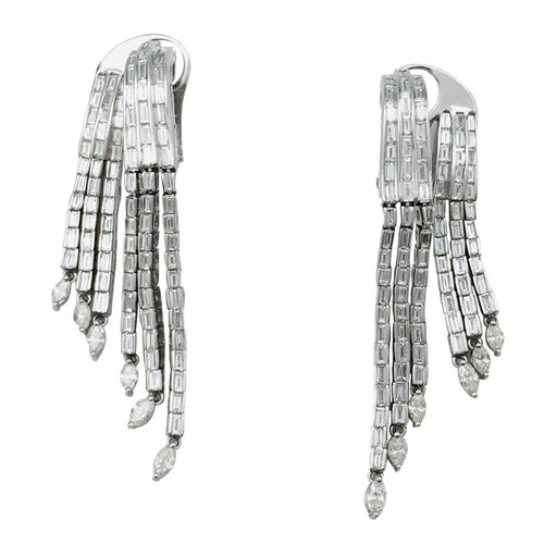 Boucles d'oreilles Boucles d'oreilles en or blanc, diamants baguettes et navettes. 58 Facettes 24626