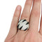 Bague 50 Bague Cartier "Griffes" en or blanc, diamants et onyx. 58 Facettes 25488